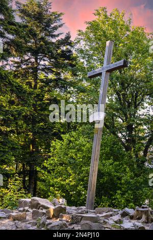 Cima del Monte Lysica con croce commemorativa vicino al villaggio di Swieta Katarzyna e Bodzentyn al percorso turistico attraverso i monti Swietokrzyskie in Polonia Foto Stock