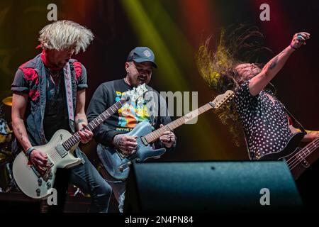 L-R ben Wells, Chris Robertson e Steve Jewell della band Black Stone Cherry suonano dal vivo sul palco. Black Stone Cherry & The Darkness ·co headline tour 04 feb 2023 OVO Arena Wembley London i Black Stone Cherry sono una band rock statunitense fondata nel 2001 in Kentucky. La band è composta da Chris Robertson, ben Wells, Steve Jewell e John Fred Young The Darkness sono una band rock britannica formata nel 2000. La band è composta da Justin Hawkins, suo fratello Dan Hawkins, Frankie Poullain e Rufus Taylor. Danko Jones è stato l'atto di sostegno in questo tour. I Danko Jones sono un trio canadese di hard rock di Toronto. Il Foto Stock