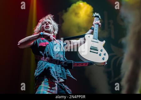 Ben Wells della band Black Stone Cherry suonando dal vivo sul palco al Wembley Arena London Black Stone Cherry & The Darkness ·co headline tour 04 Feb 2023 OVO Arena Wembley London Black Stone Cherry sono una band americana rock formata nel 2001 in Kentucky. La band è composta da Chris Robertson, ben Wells, Steve Jewell e John Fred Young The Darkness sono una band rock britannica formata nel 2000. La band è composta da Justin Hawkins, suo fratello Dan Hawkins, Frankie Poullain e Rufus Taylor. Danko Jones è stato l'atto di sostegno in questo tour. I Danko Jones sono un trio canadese di hard rock di Toronto. La banda in modo consistente Foto Stock