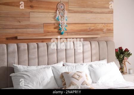 Splendido catcher da sogno appeso sopra il letto in eleganti interni Foto Stock