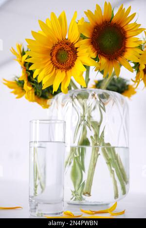 Bouquet di bellissimi girasoli su un tavolo leggero, primo piano Foto Stock