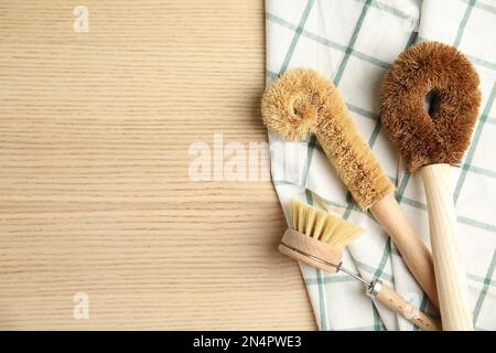 Concetto di pulizia estiva. Cestello in plastica con diversi detergenti e  forniture per la pulizia bottiglie, accessori per la pulizia casa con  foglie di palmo su a Foto stock - Alamy