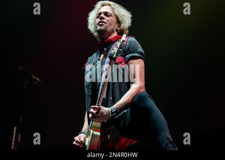 LONDRA, REGNO UNITO. 4th Feb, 2023. Ben Wells della band Black Stone Cherry suonando dal vivo sul palco della Wembley Arena London Black Stone Cherry & The Darkness Â·co headline tour 04 Feb 2023 OVO Arena Wembley London.Black Stone Cherry sono una band americana rock formata nel 2001 in Kentucky. La band è composta da Chris Robertson, ben Wells, Steve Jewell e John Fred Young. I Darkness sono una band rock britannica formata nel 2000. La band è composta da Justin Hawkins, suo fratello Dan Hawkins, Frankie Poullain e Rufus Taylor.Danko Jones sono stati l'atto di supporto in questo tour.Danko Jones sono un canadese Foto Stock