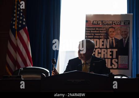 James Comer, presidente della supervisione della casa, R-KY., ressa l'audizione fino a quando il potere non viene ripristinato come Stati Uniti Il Comitato della Camera per la supervisione e la responsabilità conduce un'audizione intitolata "Protecting Speech from Government Interference and Social Media Bias, Part 1: Twitter's role in repressing the Biden laptop Story". Nel Rayburn House Office Building a Capitol Hill a Washington, DC, lunedì 08 febbraio 2023. (Foto di Craig Hudson/Sipa USA) Credit: Sipa USA/Alamy Live News Foto Stock