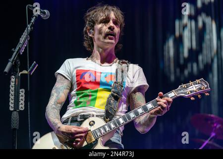 LONDRA, REGNO UNITO. 4th Feb, 2023. Justin Hawkins of the Darkness sul palco all'OVO Arena con la chitarra che indossa la sua T-shirt band. Black Stone Cherry & The Darkness Â·co headline tour 04 feb 2023 OVO Arena Wembley London.Black Stone Cherry è una band rock americana fondata nel 2001 in Kentucky. La band è composta da Chris Robertson, ben Wells, Steve Jewell e John Fred Young. I Darkness sono una band rock britannica formata nel 2000. La band è composta da Justin Hawkins, suo fratello Dan Hawkins, Frankie Poullain e Rufus Taylor.Danko Jones sono stati l'atto di supporto in questo tour.Danko Jones sono un CAN Foto Stock