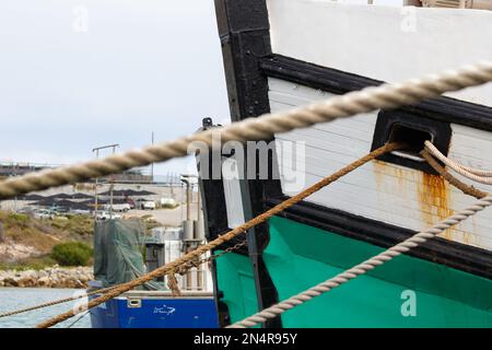 Pescherecci con linee ormeggiate nel porto Foto Stock