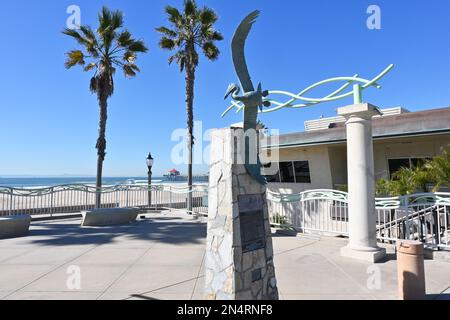 HUNTINGTON BEACH, CALIFORNIA - 7 FEB 2023: Il Vincent G. Moorhouse Memorial, la sede centrale del bagnino e il molo. Foto Stock