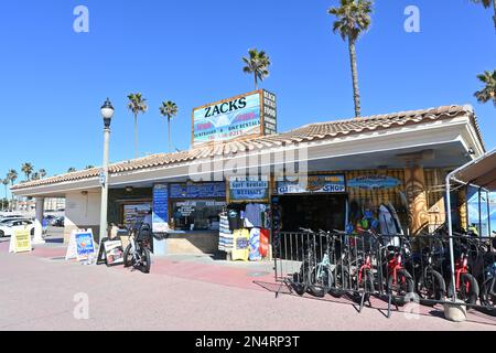 HUNTINGTON BEACH, CALIFORNIA - 7 FEB 2023: Zacks Rentals e snack Bar al molo di Huntington Beach. Foto Stock