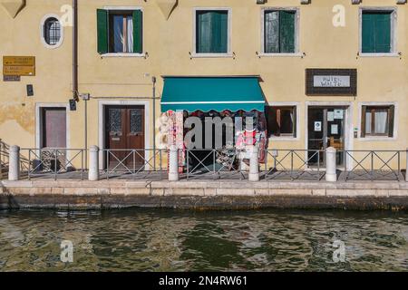 Lungomare Fondamenta dei Tolentini nel sestiere di Santa Croce con negozio turistico e hotel, Venezia, Veneto, Italia Foto Stock