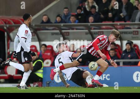 Sunderland, Regno Unito. 8th febbraio 2023Fulham, Shane Duffy fouls Sunderland's Jack Clarke durante il replay della fa Cup Fourth Round tra Sunderland e Fulham allo Stadium of Light di Sunderland mercoledì 8th febbraio 2023. (Foto: Mark Fletcher | NOTIZIE MI) Credit: NOTIZIE MI & Sport /Alamy Live News Foto Stock