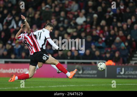 Sunderland, Regno Unito. 8th febbraio 2023Fulham il Manor Solomon spara davanti a Daniel Ballard di Sunderland durante il replay della fa Cup Fourth Round tra Sunderland e Fulham allo Stadio di luce, Sunderland mercoledì 8th febbraio 2023. (Foto: Mark Fletcher | NOTIZIE MI) Credit: NOTIZIE MI & Sport /Alamy Live News Foto Stock