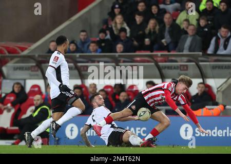 Sunderland, Regno Unito. 8th febbraio 2023Fulham, Shane Duffy fouls Sunderland's Jack Clarke durante il replay della fa Cup Fourth Round tra Sunderland e Fulham allo Stadium of Light di Sunderland mercoledì 8th febbraio 2023. (Foto: Mark Fletcher | NOTIZIE MI) Credit: NOTIZIE MI & Sport /Alamy Live News Foto Stock