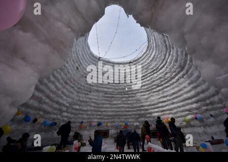 Vista del ghiaccio Igloo cafe nella stazione sciistica di Gulmarg, indiano amministrato Kashmir il 08 febbraio 2023. Un igloo cafe, sostenuto per essere il più grande del mondo, è venuto in su alla famosa stazione sciistica di Gulmarg in Jammu e Kashmir. Con un'altezza di 112 metri (40 piedi) e un diametro di 12,8 metri (42 piedi), creatore dell'igloo, ha affermato che era il più grande caffè del mondo del suo genere. Ci sono voluti 20 giorni per completarlo con 25 persone che lavorano giorno e notte, ha detto, aggiungendo che ci sono voluti 1.700 giorni-uomo per completare il progetto. (Foto di Mubashir Hassan/Pacific Press) Foto Stock