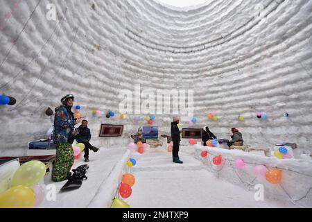 Srinagar, India. 08th Feb, 2023. Visitatori visti al caffè. Un igloo cafè, che si ritiene sia il più grande del mondo, è venuto in su alla famosa stazione sciistica di Gulmarg in Jammu e Kashmir. Con un'altezza di 112 metri (40 piedi) e un diametro di 12,8 metri (42 piedi), creatore dell'igloo, ha affermato che era il più grande caffè del mondo del suo genere. Ci sono voluti 20 giorni per completarlo con 25 persone che lavorano giorno e notte, ha detto, aggiungendo che ci sono voluti 1.700 giorni-uomo per completare il progetto. (Foto di Mubashir Hassan/Pacific Press) Credit: Pacific Press Media Production Corp./Alamy Live News Foto Stock