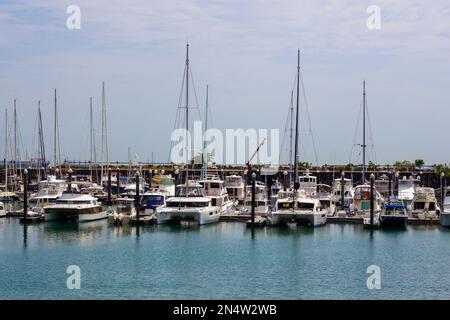 porto con molti yacht di diversi tipi e dimensioni Foto Stock