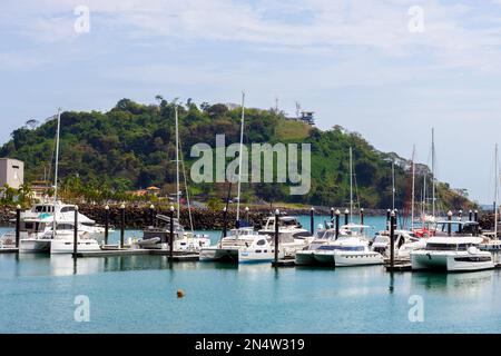 porto con molti yacht di diversi tipi e dimensioni Foto Stock