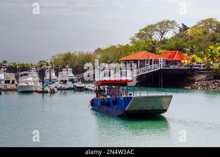 imbarcazione da pesca in primo piano, dietro altre barche Foto Stock