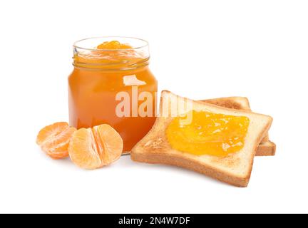Tostatura con gustosa marmellata e mandarino fresco su sfondo bianco Foto Stock