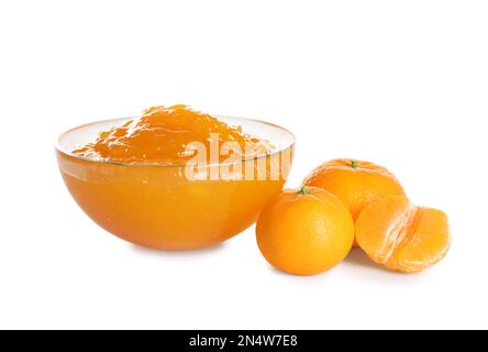 Ciotola di gustosa marmellata e di tangerini freschi su sfondo bianco Foto Stock