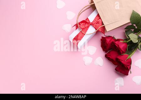 Sacchetto di rosa fresca e rose rosse, utilizzato per i religiosi e  cerimonie spirituali in India, in un mercato dei fiori a Jaipur, Rajasthan  Foto stock - Alamy