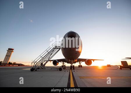 Un estensore KC-10 si trova su una linea di volo prima di una sortie presso la base dell'aeronautica militare Travis, California, 20 gennaio 2023. Un gruppo di sette membri ha condotto una missione di addestramento per garantire la valuta di qualificazione. (STATI UNITI Air Force foto di Senior Airman Karla Parra) Foto Stock