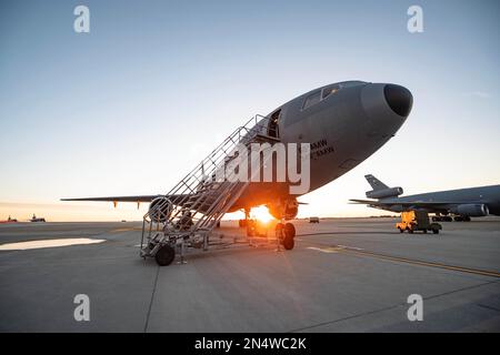 Un estensore KC-10 si trova su una linea di volo prima di una sortie presso la base dell'aeronautica militare Travis, California, 20 gennaio 2023. Un gruppo di sette membri ha condotto una missione di addestramento per garantire la valuta di qualificazione. (STATI UNITI Air Force foto di Senior Airman Karla Parra) Foto Stock