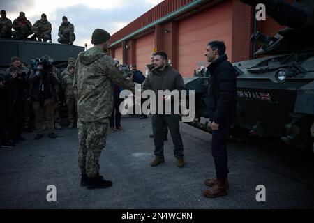 Lulworth, Regno Unito. 08th Feb, 2023. Il presidente ucraino Volodymyr Zelensky fa una visita a sorpresa nel Regno Unito mercoledì 8 febbraio 2023, la sua prima dall'invasione russa dell'Ucraina. Durante questo periodo, ha incontrato le truppe ucraine in corso di formazione per utilizzare i carri armati Challenger 2, ha avuto un pubblico con sua Maestà re Carlo III, e ha avuto incontri con il primo ministro britannico Rishi Sunak. Foto tramite Ufficio stampa presidenziale ucraino/UPI Credit: UPI/Alamy Live News Foto Stock