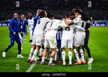 Marsiglia. 8th Feb, 2023. I giocatori di Marsiglia celebrano la loro vittoria dopo la partita di calcio della Coppa di Francia del 16 tra Olympique de Marseille (OM) e Paris Saint-Germain (PSG) allo stadio Velodrome di Marsiglia, il 8 febbraio 2023. Credit: Clement Mahoudeau/Xinhua/Alamy Live News Foto Stock