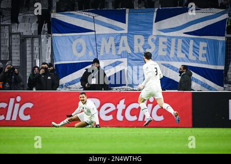 Marsiglia. 8th Feb, 2023. Alexis Sanchez (L) di Marsiglia celebra il punteggio durante il round di Coppa di Francia della partita di calcio 16 tra Olympique de Marseille (OM) e Paris Saint-Germain (PSG) allo stadio Velodrome di Marsiglia, il 8 febbraio 2023. Credit: Clement Mahoudeau/Xinhua/Alamy Live News Foto Stock