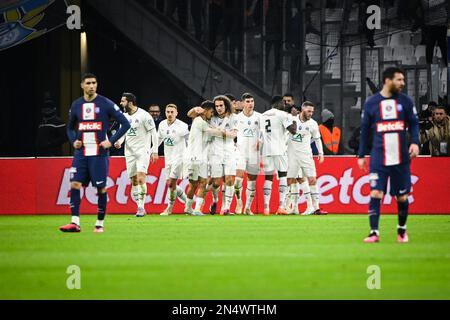 Marsiglia. 8th Feb, 2023. I giocatori di Marsiglia festeggiano dopo aver segnato il loro primo gol durante la partita di calcio della Coppa di Francia del 16 tra Olympique de Marseille (OM) e Paris Saint-Germain (PSG) allo stadio Velodrome di Marsiglia, il 8 febbraio 2023. Credit: Clement Mahoudeau/Xinhua/Alamy Live News Foto Stock