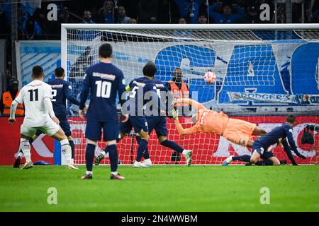 Marsiglia. 8th Feb, 2023. Ruslan Malinovskyi (1st L) di Marsiglia tira a segno durante il round della Coppa di Francia del 16, partita di calcio tra Olympique de Marseille (OM) e Paris Saint-Germain (PSG) allo stadio Velodrome di Marsiglia, il 8 febbraio 2023. Credit: Clement Mahoudeau/Xinhua/Alamy Live News Foto Stock