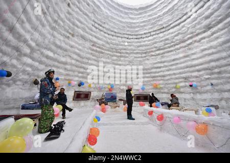 8 febbraio 2023, Srinagar, Jammu e Kashmir, India: Visitatori visti al caffè. Un igloo cafè, che si ritiene sia il più grande del mondo, è venuto in su alla famosa stazione sciistica di Gulmarg in Jammu e Kashmir. Con un'altezza di 112 metri (40 piedi) e un diametro di 12,8 metri (42 piedi), creatore dell'igloo, ha affermato che era il più grande caffè del mondo del suo genere. Ci sono voluti 20 giorni per completarlo con 25 persone che lavorano giorno e notte, ha detto, aggiungendo che ci sono voluti 1.700 giorni-uomo per completare il progetto. (Credit Image: © MUbashir Hassan/Pacific Press via ZUMA Press Wire) SOLO PER USO EDITORIALE! Non per uso commerciale Foto Stock