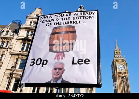 Londra, Regno Unito. Un manifestante della Brexit sostiene un cartello che critica la nomina di Lee Anderson '30p Lee' come Vice Presidente del Partito conservatore. Foto Stock