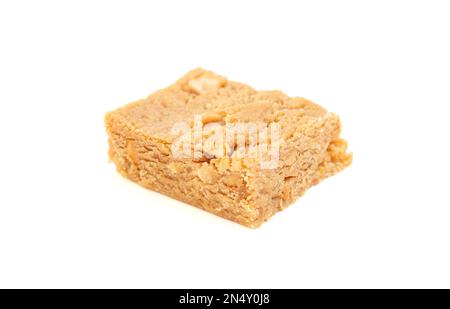 Pezzo di burro di arachidi Fudge isolato su uno sfondo bianco Foto Stock