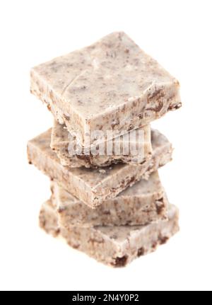 Pezzo di biscotti e crema Fudge isolato su uno sfondo bianco Foto Stock