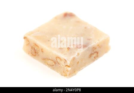 Cubetti di noce acero e noce pecan Fudge isolato su uno sfondo bianco Foto Stock