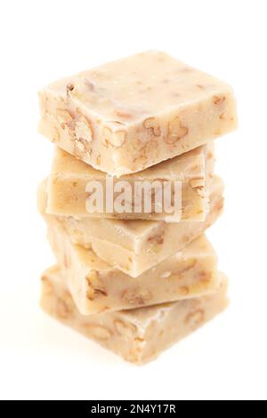 Cubetti di noce acero e noce pecan Fudge isolato su uno sfondo bianco Foto Stock