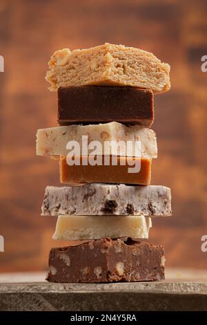 Una pila di sei diversi tipi di Fudge con uno sfondo a blocco di testa Foto Stock