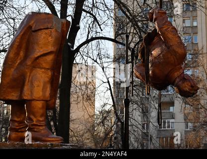 Kiev, Ucraina. 08th Feb, 2023. Le utenze smantellano un monumento al pilota di prova dell'URSS Valery Chkalov a Kyiv. La Russia ha invaso l'Ucraina il 24 febbraio 2022, scatenando il più grande attacco militare in Europa dalla seconda guerra mondiale (Foto di Sergei Chuzavkov/SOPPA Images/Sipa USA) Credit: Sipa USA/Alamy Live News Foto Stock