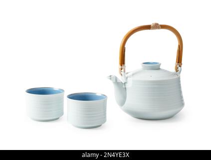 Teacup e teapots giapponesi disposti su uno sfondo bianco. Ceramica. Artigianato. Foto Stock