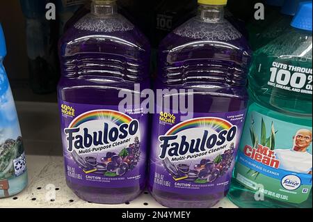 Alexandria, Virginia, Stati Uniti. 8th Feb, 2023. Vista di Fabuloso Multi-purpose Cleaner come l'azienda pubblica il richiamo volontario su 4,9 milioni di bottiglie in quanto potrebbero contenere batteri il 8 febbraio 2023. Alexandria, Virginia. Credit: Mpi34/Media Punch/Alamy Live News Foto Stock