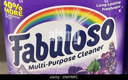 Alexandria, Virginia, Stati Uniti. 8th Feb, 2023. Vista di Fabuloso Multi-purpose Cleaner come l'azienda pubblica il richiamo volontario su 4,9 milioni di bottiglie in quanto potrebbero contenere batteri il 8 febbraio 2023. Alexandria, Virginia. Credit: Mpi34/Media Punch/Alamy Live News Foto Stock