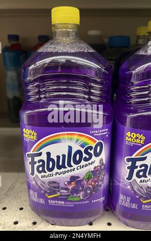 Alexandria, Virginia, Stati Uniti. 8th Feb, 2023. Vista di Fabuloso Multi-purpose Cleaner come l'azienda pubblica il richiamo volontario su 4,9 milioni di bottiglie in quanto potrebbero contenere batteri il 8 febbraio 2023. Alexandria, Virginia. Credit: Mpi34/Media Punch/Alamy Live News Foto Stock