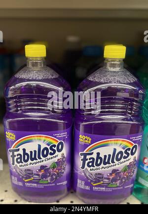 Alexandria, Virginia, Stati Uniti. 8th Feb, 2023. Vista di Fabuloso Multi-purpose Cleaner come l'azienda pubblica il richiamo volontario su 4,9 milioni di bottiglie in quanto potrebbero contenere batteri il 8 febbraio 2023. Alexandria, Virginia. Credit: Mpi34/Media Punch/Alamy Live News Foto Stock