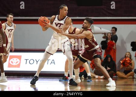 8 febbraio 2023: Virginia Tech Hokies Center Lynn Kidd (15) guarda indietro verso il basso Boston College Eagles avanti CJ Penha Jr. (24) durante la partita di pallacanestro NCAA tra il Boston College Eagles e il Virginia Tech Hokies al Cassell Coliseum di Blacksburg, Virginia. Greg Atkins/CSM Foto Stock