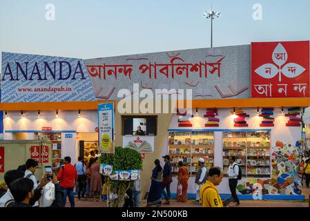 La gente che ama il libro si è riunita alla fiera internazionale del libro di Kolkata, una delle più grandi fiere del libro nel mondo organizzata dagli editori e dai librai a B. Foto Stock