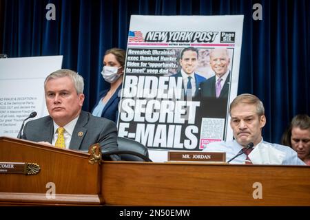 Il rappresentante degli Stati Uniti James Comer (repubblicano del Kentucky), il presidente della US House Committee on Oversight and Reform, a sinistra, e il rappresentante degli Stati Uniti Jim Jordan (repubblicano dell'Ohio) ascoltano i testimoni durante un'audizione della House Committee on Oversight and Accountability intitolata "Protecting Speech from Government Interference and Social Media Bias Part 1: Twitters ruolo nella soppressione della storia dei computer portatili Biden” nel Rayburn House Office Building a Washington, DC, mercoledì 8 febbraio 2023. Credito: Rod Lamkey/CNP /MediaPunch Foto Stock