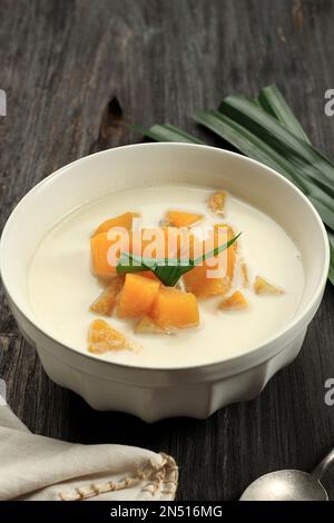 Latte di cocco Stewed Pumpkin o Kolak Labu o Buak Phak Tong. Dessert Tailandese e Indonesiano. Foto Stock