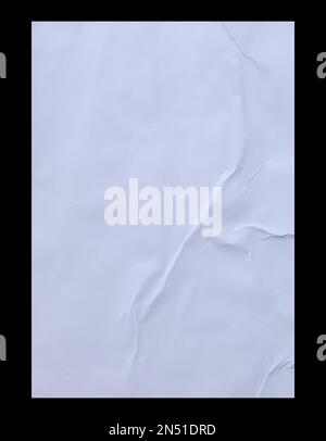 Adesivo bianco sgualcito e sgualcito adesivo carta incollata struttura poster isolato su sfondo nero. Foto Stock