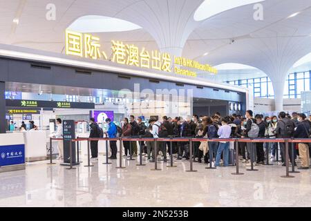 HANGZHOU, CINA - 8 FEBBRAIO 2023 - i viaggiatori in un tour di gruppo a Bali, Indonesia, si preparano ad attraversare i punti di controllo di sicurezza internazionali, ho Foto Stock